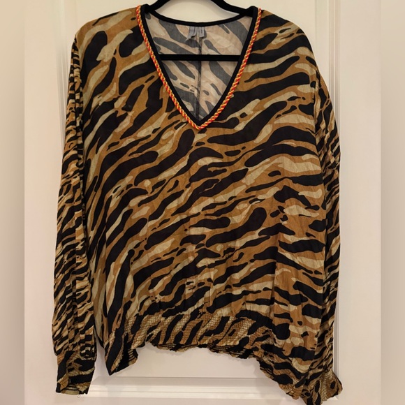 Women's Patrice Tiger Print Blouse - Picture 5 of 7